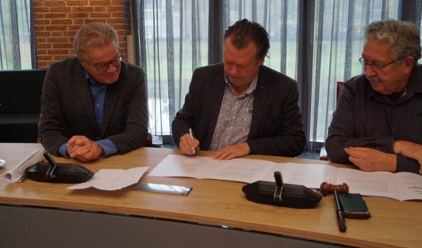 Wim van Meijl (L) samen met oud-wethouder Eus Witlox en Ben Merx (R) tijdens de ondertekening van het convenant tussen de gemeente Meierijstad en de Seniorenraad Meierijstad.