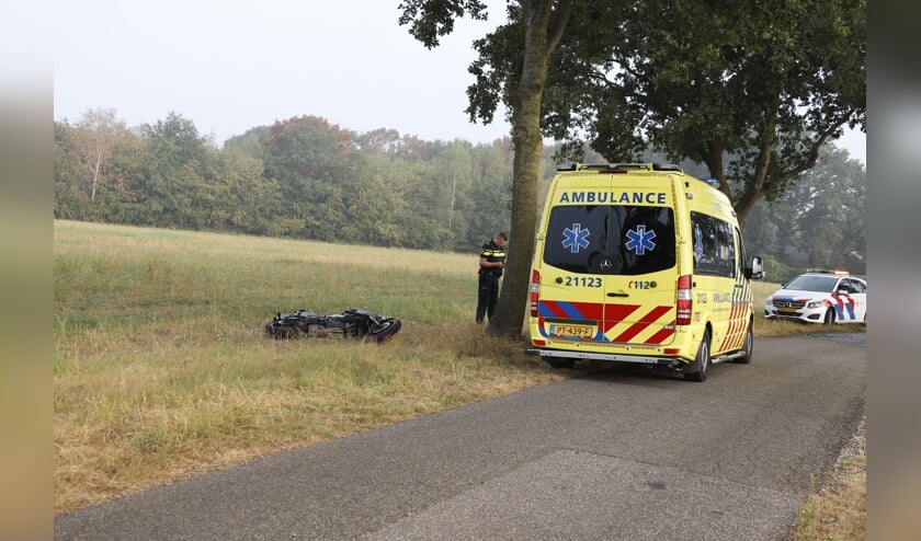 Waardoor de jongeman onderuit gegaan en zo tegen een boom tot stilstand gekomen is niet duidelijk.