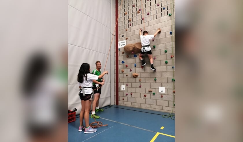 Leerlingen doen mee aan clinics en sportieve uitdagingen op Metameer tijdens de Nationale Sportweek.
