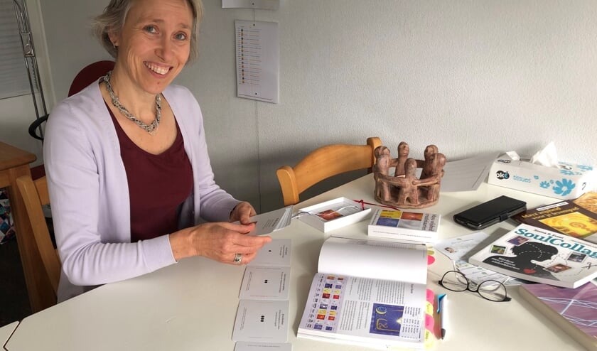 Met behulp van onder andere de maya-kalender helpt Ans mensen om weer zichzelf te kunnen zijn.