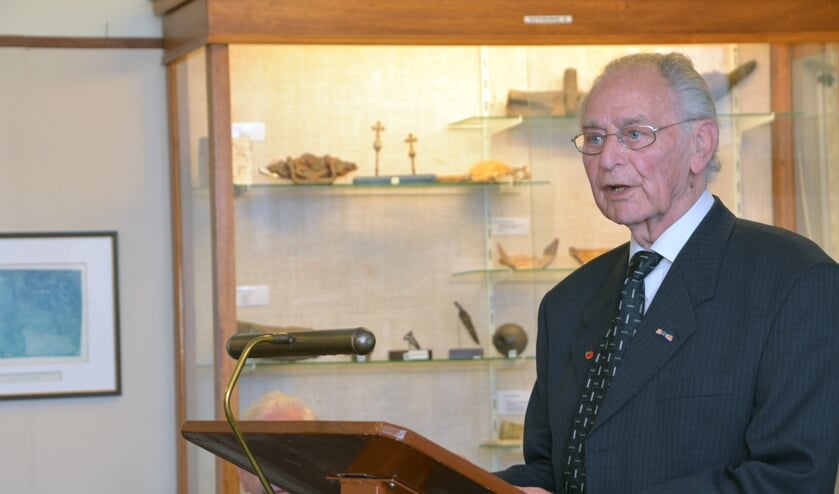 Antoon Verbakel spreekt tijdens de overdracht. (foto: Henk Lunenburg)