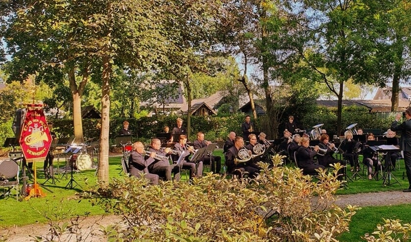 Fanfare en slagwerkgroep Echo der Peel in de zonnige Jozefhof, Venhorst.