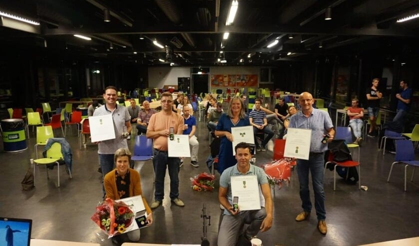 <p>Staand (van links naar rechts): Hans van den Berg, Jeroen van Antwerpen, Annette van Grinsven - van Hoogstraten en Hans van Orsouw Knielend: Kathleen van der Loop en Mark van den Hurk</p>