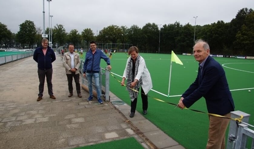 Wethouder Van der Pas en Ad Stas openden het nieuwe veld.