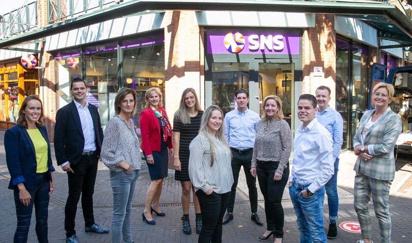 <p>Het gehele team van SNS Bank Uden, Schijndel en Rosmalen. (foto: Ad van de Graaf)</p>