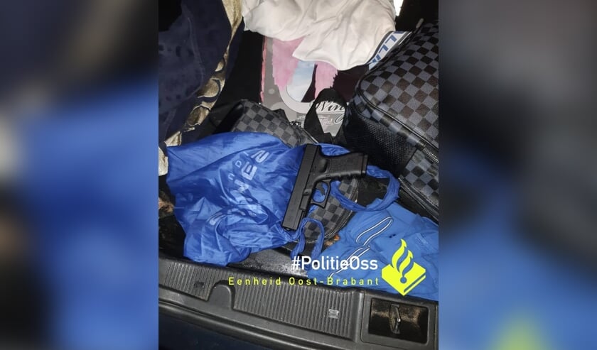 Wapens in auto. (foto: Facebook politie Oss)