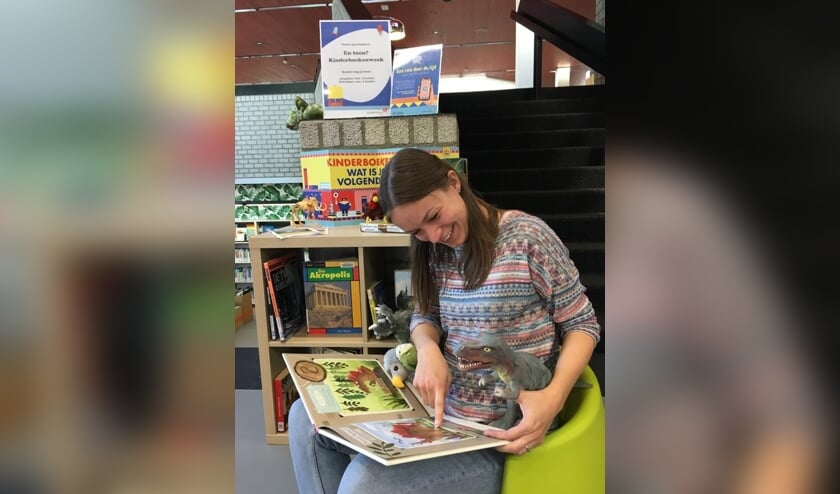 Kinderen leren over paleontologie tijdens de workshop Dino's.