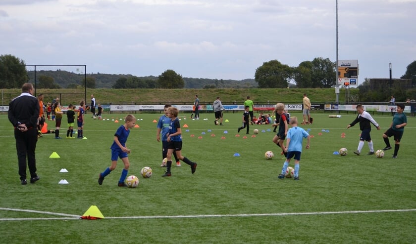 <p>Elke woensdagavond krijgen 80 jeugdspelertjes van SIOL 'techniektraining' van voetbalschool WeLoveVoetbal. (foto: Gerno de Haas)</p>