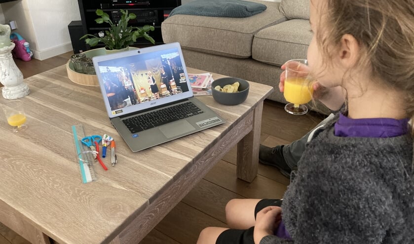 <p>Lena tijdens het afsluitende online feestje van Leesmiljonairs.</p>