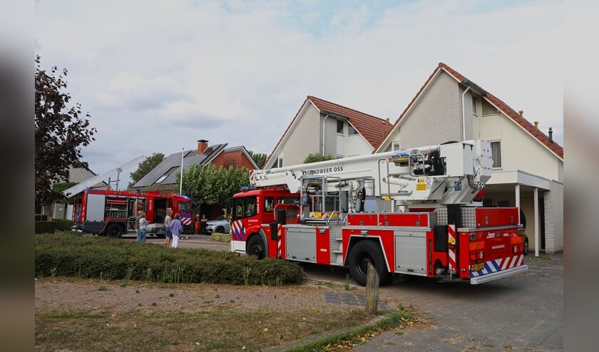 Brand in dak van carport woning Klopschouw. (Foto: Gabor Heeres, Foto Mallo)