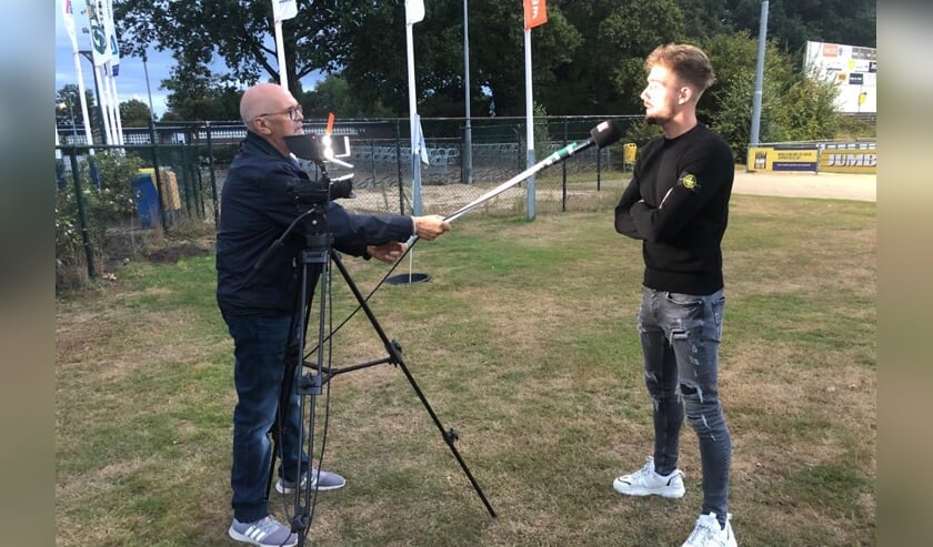 <p>Jari Koenraat doet zijn zegje voor de kliksport microfoon </p>