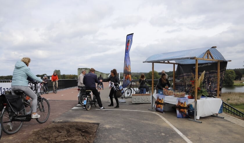 <p><strong>Bij elk van de zeven kraampjes konden fietsers een kleine attentie of versnapering ontvangen</strong> </p>