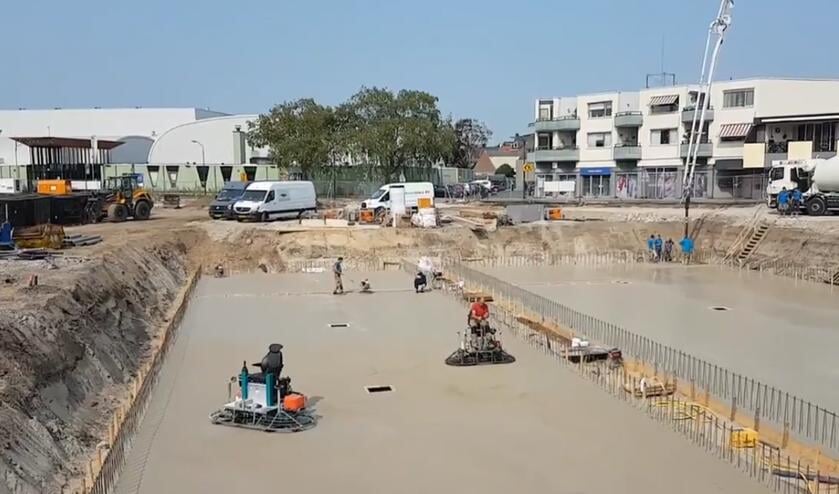 De vloer wordt gevlinderd om het vlak te maken.