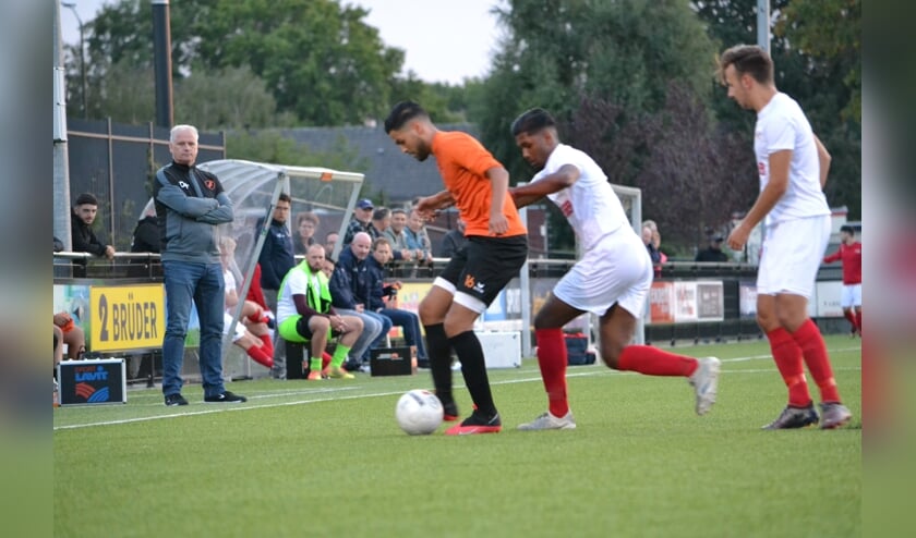 SIOL-hoofdcoach Dinand van Haren (links) ziet toe hoe een SIOL-speler twee JVC'ers afhoudt.