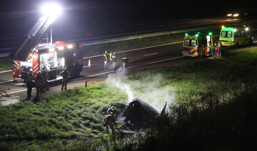 Rijstrook dicht nadat auto bij Ravenstein in de sloot rijdt. (Foto: Gabor Heeres, Foto Mallo)