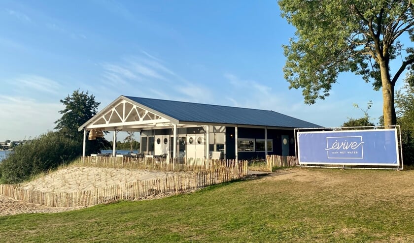 Het strandpaviljoen is pas geopend.