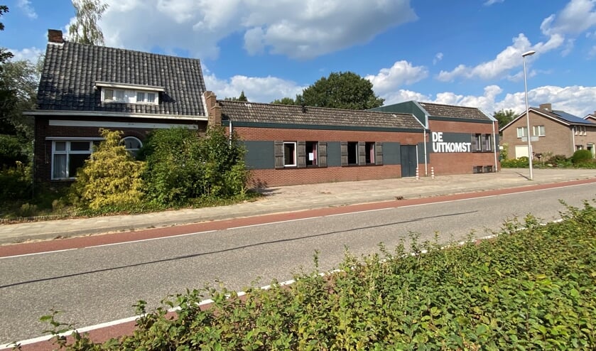 Maakt gemeenschapshuis De Uitkomst en het aangrenzende pand plaats voor vijftien woningen? (foto Jos Gröniger)