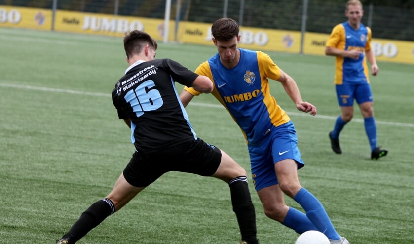 <p>Blauw Geel’38 speler Danny Verbakel tijdens Blauw Geel’38 – EVV.</p>