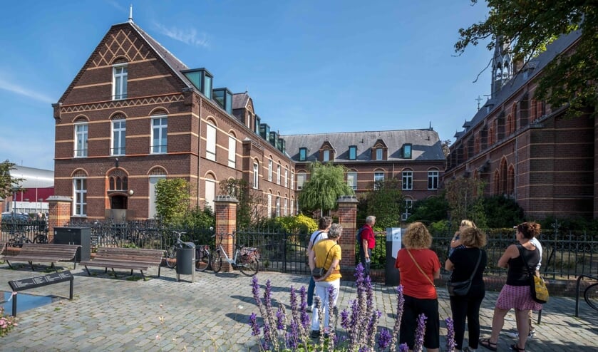 De deelnemers luisteren geïnteresseerd. (foto: Peter Noy)