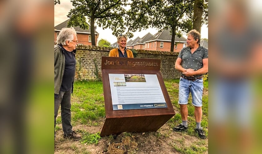 Wethouder Janine van Hulsteijn onthulde 6 nieuwe informatieborden bij bijzondere objecten en gebouwen in de gemeente.