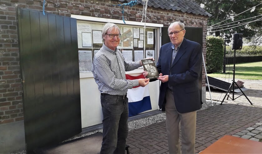Schrijver Henny Lenkens overhandigt het eerste exemplaar van de biografie ‘Piet Vloet, illegale strijder’ aan Tien van den Bungelaar, de 94-jarige halfbroer van Piet Vloet. Foto: Cees Lenkens