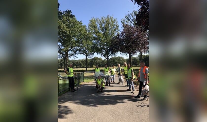 Buurtschap LijnRecht met volle zakken afval.