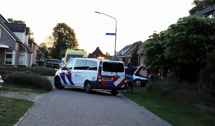 De bestuurder is met onbekend letsel naar het ziekenhuis gebracht.
