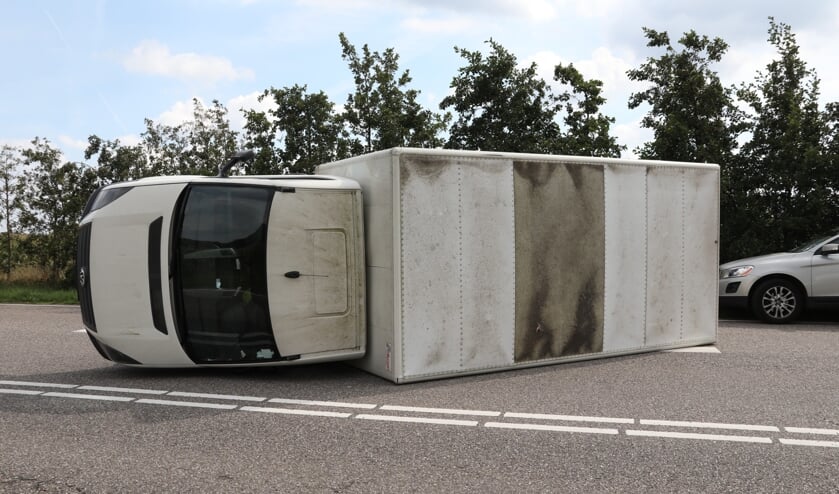 Veel schade bij botsing tussen vrachtwagens in Ravenstein. (Foto: Gabor Heeres, Foto Mallo)