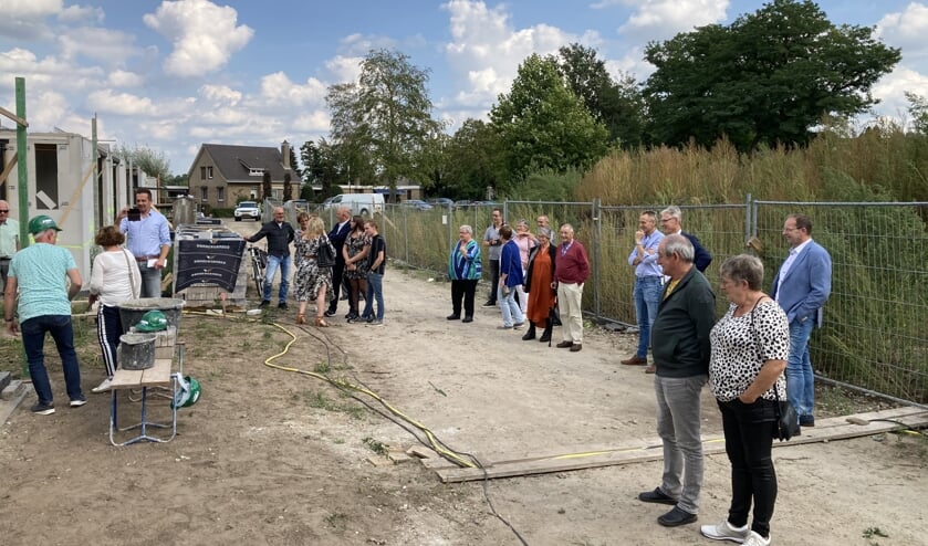 Alle betrokkenen waren aanwezig om het glas te heffen op de nieuwe woningen.