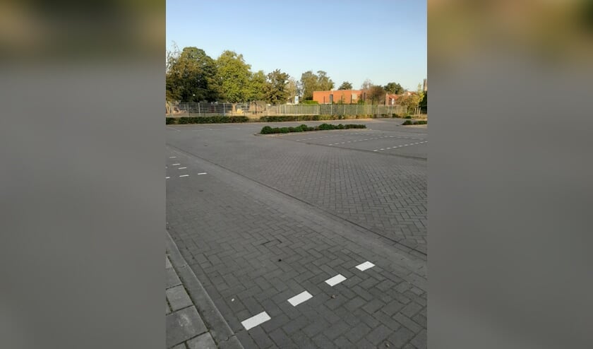 Een lege parkeerplaats bij de basisscholen.