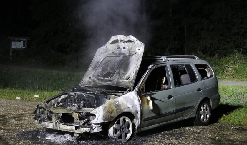 De politie doet onderzoek naar de oorzaak van de brand.
