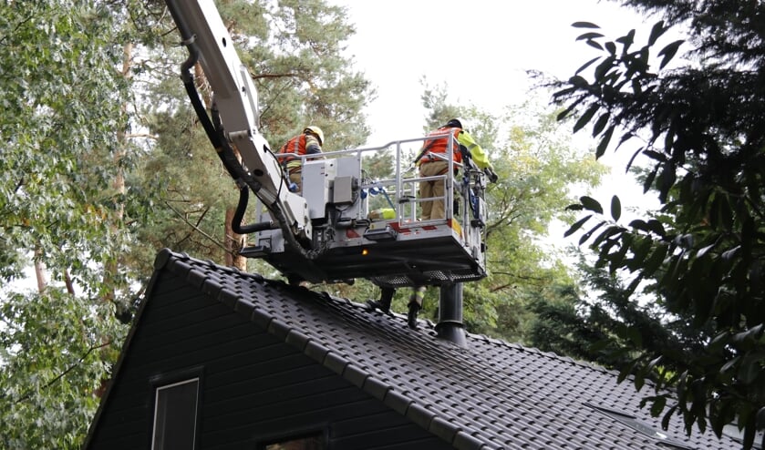<p>Met een hoogwerker kon de brandweer de schoorsteen schoonmaken.</p>