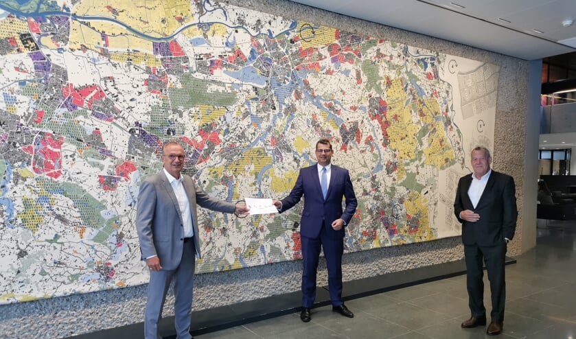 Wethouder Jan Goijaarts, gedeputeerde Erik Ronnes en wethouder Harry van Rooijen.