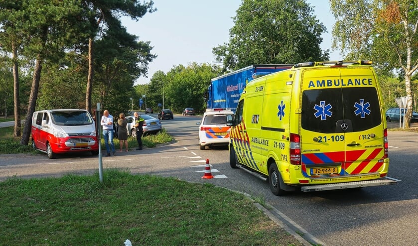 Voertuigen botsen op de Cereslaan. (Foto: Gabor Heeres, Foto Mallo)