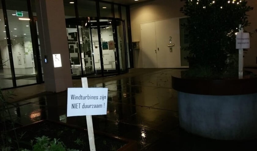 Bordjes van actievoerders tegen windmolens.