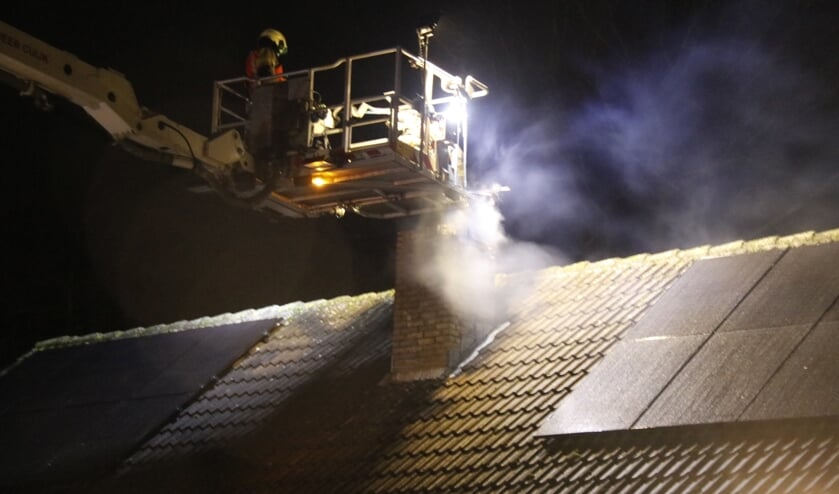<p>Met behulp van de hoogwerker van de Cuijkse brandweer kon de schoorsteen schoongeveegd worden. </p>