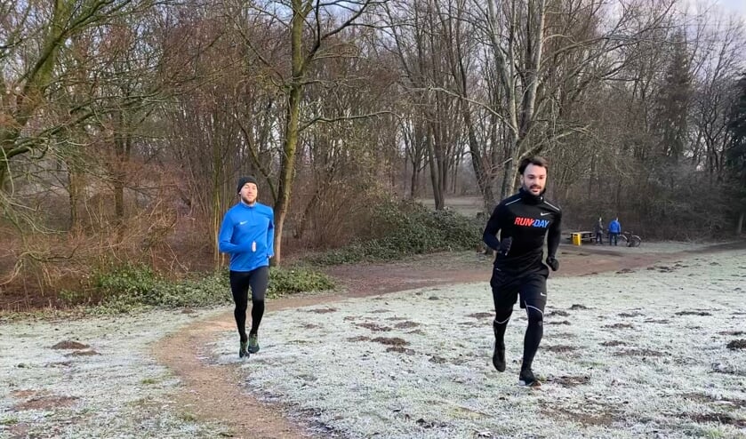 <p>Weer of geen weer, zelfs in de vrieskou lopen Benny Driessen (L) en Adje van Etten (R) op zaterdagochtend een rondje door het Geerbos. </p>