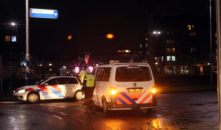 <p>Politie zet de toegangsweg af richting Osse centrum. (Foto: Hans van der Poel)</p>