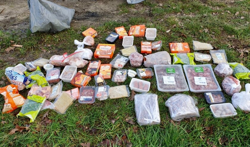 <p>In de zakken zaten onder andere shoarma, lamskotelet, halal vlees, kroketten, gehakt, frikandellen, hamburgers, hakvlees en kip.</p>