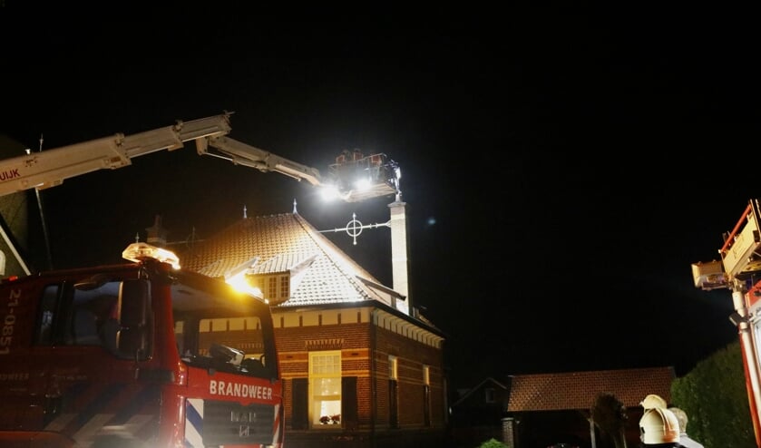 Met behulp van een hoogwerker kon de schoorsteen schoongeveegd worden.