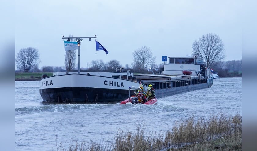 Brand op binnenvaartschip in Maren-Kessel. (Foto: Gabor Heeres, Foto Mallo)