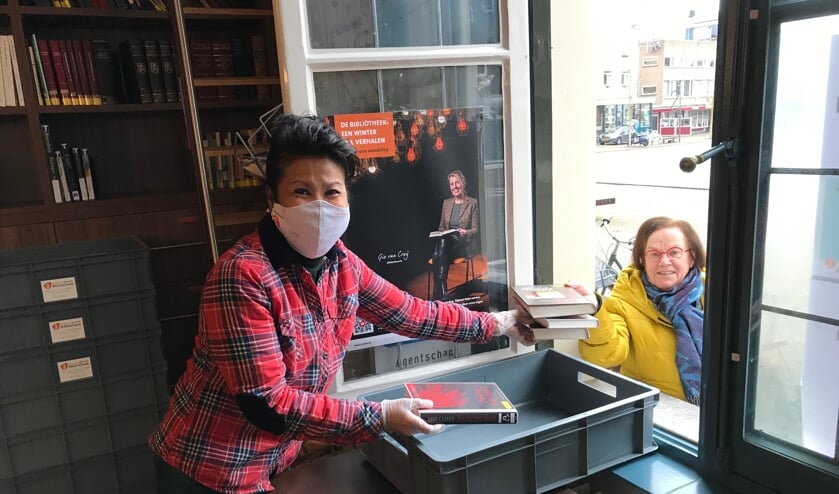 <p>Bibliothecaris Alice neemt boeken in ontvangst.</p>