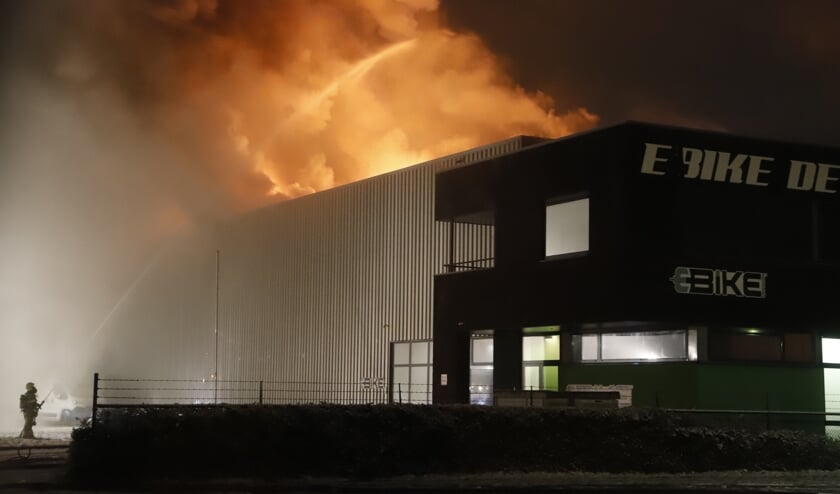 De bedrijfsloods is volledig in vlammen opgegaan.