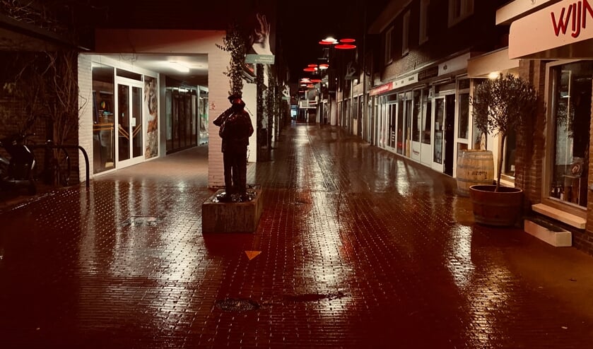 <p>De straten in Veghel bleven dit weekend leeg, zoals hier in De Kalverstraat.</p>
