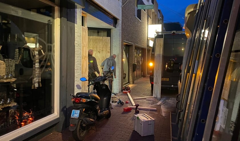 <p>Jes Lingerie timmert ramen dicht. "Je weet nooit wat er kan gebeuren. Laten we hopen dat het rustig blijft", aldus de eigenaresse.</p>