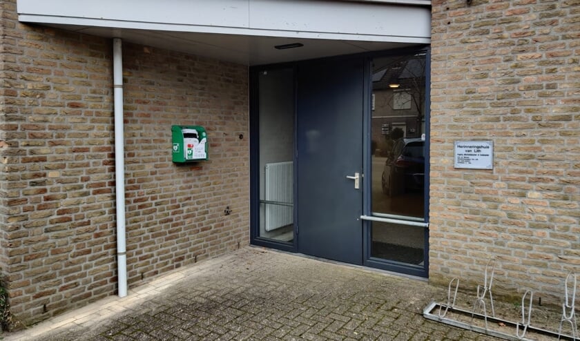 <p>De AED bij Herinneringshuis Van Lith aan de Constantijn Huygensstraat 38.</p>
