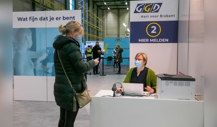 <p>Een vrouw meldt zich bij de vaccinatielocatie in Veghel.</p>