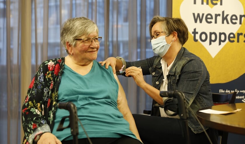 <p>
Eerste vaccinatie aan mevrouw Heesakkers door Lyan de Roos van Brabant Zorg</p>