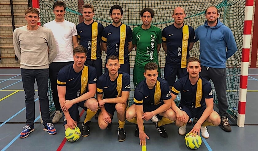 <p>Archieffoto: Van der Linden Futsal pakte in 2019 de titel in de zaal. <br>Staand in het midden: Sander Driessen. Gehurkt eerste van links: Cristian van den Broek.</p>