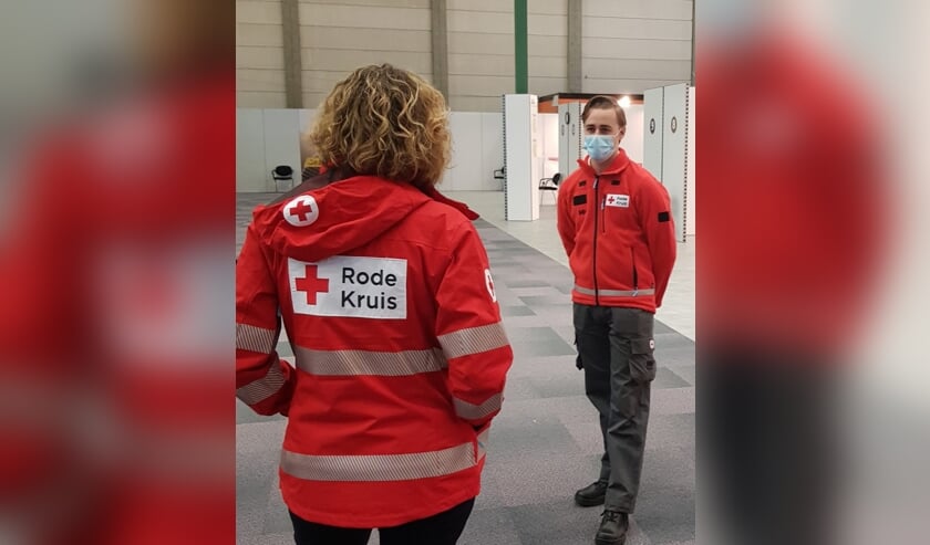 <p>Marieke van Schaik in gesprek met de jonge Rode Kruis vrijwilliger Thijmen Schoenmakers.</p>